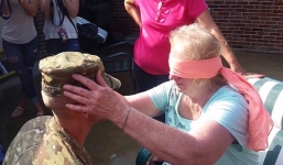 Video: Mẹ lính Mỹ òa khóc khi nhận ra con trai 