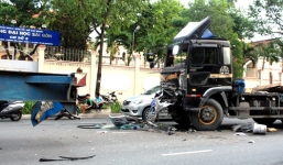 Xe đầu kéo gây tai nạn liên hoàn, 4 người bị thương