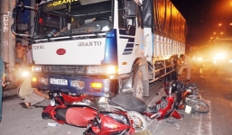 Xe tải mất lái cuốn bốn xe máy đang dừng đèn đỏ vào gầm