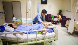 Phan Hiển chia sẻ video cảm động về Khánh Thi ở bệnh viện sau sinh