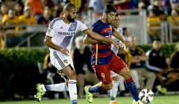 Suarez giúp Barca đánh bại đội bóng của Gerrard