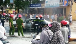 'Xế hộp' bốc cháy ngay tại cây xăng