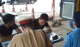 Tài xế xe quá tải tông thẳng vào xe CSGT hòng chạy trốn