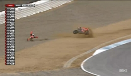 Video: Tay đua Moto thoát chết dù liên tục cắm đầu xuống đất