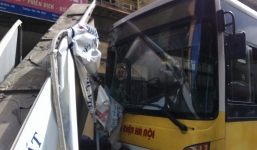 Hà Nội: Xe bus mất lái lao lên vỉa hè, tông đổ hàng loạt xe máy