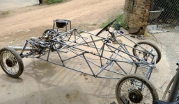 Nam thanh niên tự chế 'siêu xe' bốn bánh với 3 triệu đồng