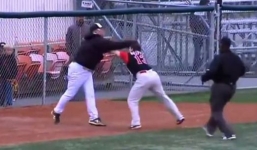 Tranh cãi nảy lửa, 2 HLV lao vào choảng nhau túi bụi