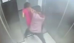 Loạt video thiếu nữ bị cướp giật trắng trợn trong thang máy