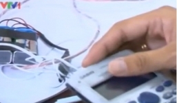 Gian lận trong thi THPT quốc gia: Ngụy trang điện thoại trong máy tính cầm tay