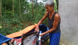 Cuộc sống khốn khó của gia đình sống trong ngôi nhà 'tự dưng bốc cháy'