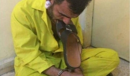 Phiến quân IS bị sỉ nhục tột độ vì phải nhai dép trên truyền hình