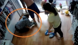 Bị bắt quả tang trộm điện thoại, người phụ nữ hoảng hốt quỳ lạy