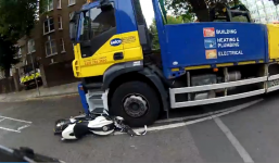 'Quái thú' Ducati Monster hơn 6.000 USD nát đầu dưới bánh xe tải