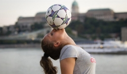 'Đứng hình' trước màn tâng bóng siêu đẳng của cô gái 15 tuổi