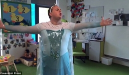 Thầy giáo mặc váy công chúa, hát nhạc chế để tạm biệt học trò