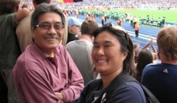 Bi hài bóng đá Singapore mặc niệm người còn sống