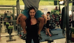 Video: Cô gái Việt nhỏ nhắn nâng chàng trai 106kg