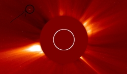 NASA chụp được ảnh siêu UFO khổng lồ bay gần Mặt Trời?
