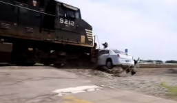 Video: Tàu hỏa đâm trực diện, kéo lê siêu xe Limo trên đường ray