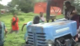 Vợ mafia Ấn Độ “giắt” súng, hung hăng lái xe kéo cán người