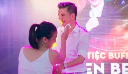 Đàm Vĩnh Hưng được fan nữ ôm hôn tại sự kiện