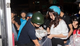 Vợ chồng Lưu Hương Giang - Hồ Hoài Anh giản dị đi phát cơm trong đêm