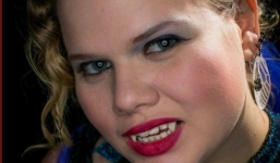 Cô gái 'hiến máu' cho bạn trai 'ma cà rồng' trong suốt 13 năm