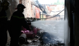 Hàng trăm bình ga cùng nổ, người dân bỏ chạy tán loạn