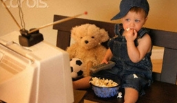 Cách sửa thói quen vừa ăn vừa xem ti vi của con