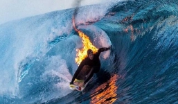 Chàng trai lướt sóng trong tình trạng tự thiêu