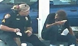 Ảnh nữ cảnh sát Mỹ ngồi bệt ăn sáng với người vô gia cư gây sốt