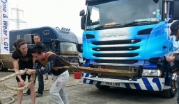 Video: Bà mẹ hai con kéo xe tải, nâng tạ ầm ầm