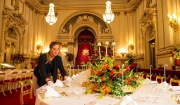 Chiêm ngưỡng cuộc sống xa hoa bên trong cung điện Hoàng gia Anh