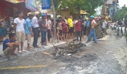 Video: Xe Exciter đang chạy bỗng bốc cháy trơ khung giữa phố