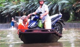 Quảng Ninh: Người dân phải chèo thuyền trên quốc lộ