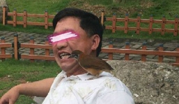 Đại gia Trung Quốc nuôi chim xỉa răng, khoe giàu dị thường