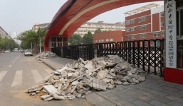 Trung Quốc: Con thi trượt, cha mẹ đổ gạch vụn trước cổng trường