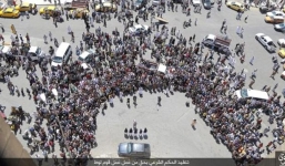 Chùm ảnh: Đám đông 'khát máu' đứng xem IS hành quyết người đồng tính