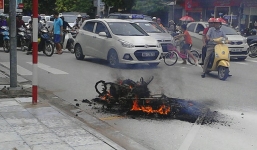 Đang lưu thông, xe máy bất ngờ bốc cháy dữ dội