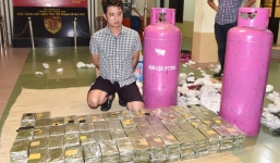 Bắt 490 bánh heroin trong bình gas