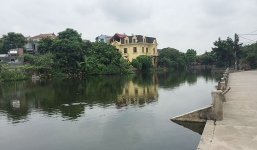 Hà Nội: Phát hiện thi thể bé trai giữa hồ