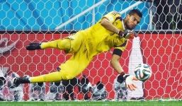 Video: Những pha cản phá 'xuất thần' của tân binh M.U