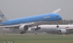 Video: Thót tim cú hạ cánh của máy bay chở 300 khách trong bão lớn