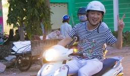 Đàm Vĩnh Hưng vi vu xe gắn máy trong chuyến từ thiện