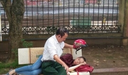 Bức ảnh bố che nắng cho con gái ngủ trưa trong ngày thi gây xúc động