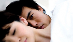 Vợ mới vừa sinh con, chồng lén lút quan hệ với vợ cũ