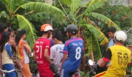 Hai bé trai chết đuối dưới ao gần nhà