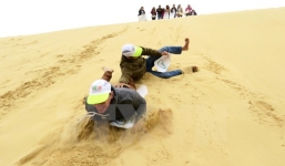 Trải nghiệm cảm giác mới với trò trượt cát ở Quảng Bình