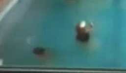 Video: Bé trai đuối nước vẫy vùng giữa bể bơi không ai biết