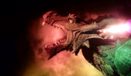 Video: Cận cảnh rồng rô bốt khổng lồ đi lại, dang cánh, khạc lửa